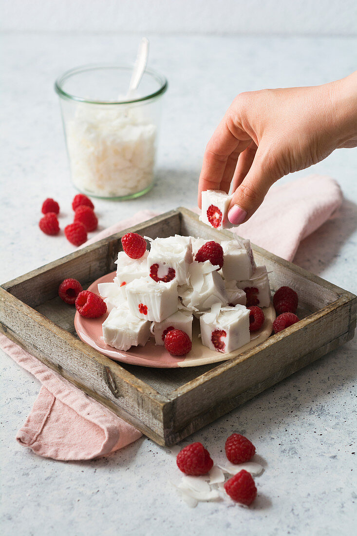 No-bake coconut cubes with raspberries (low carb)