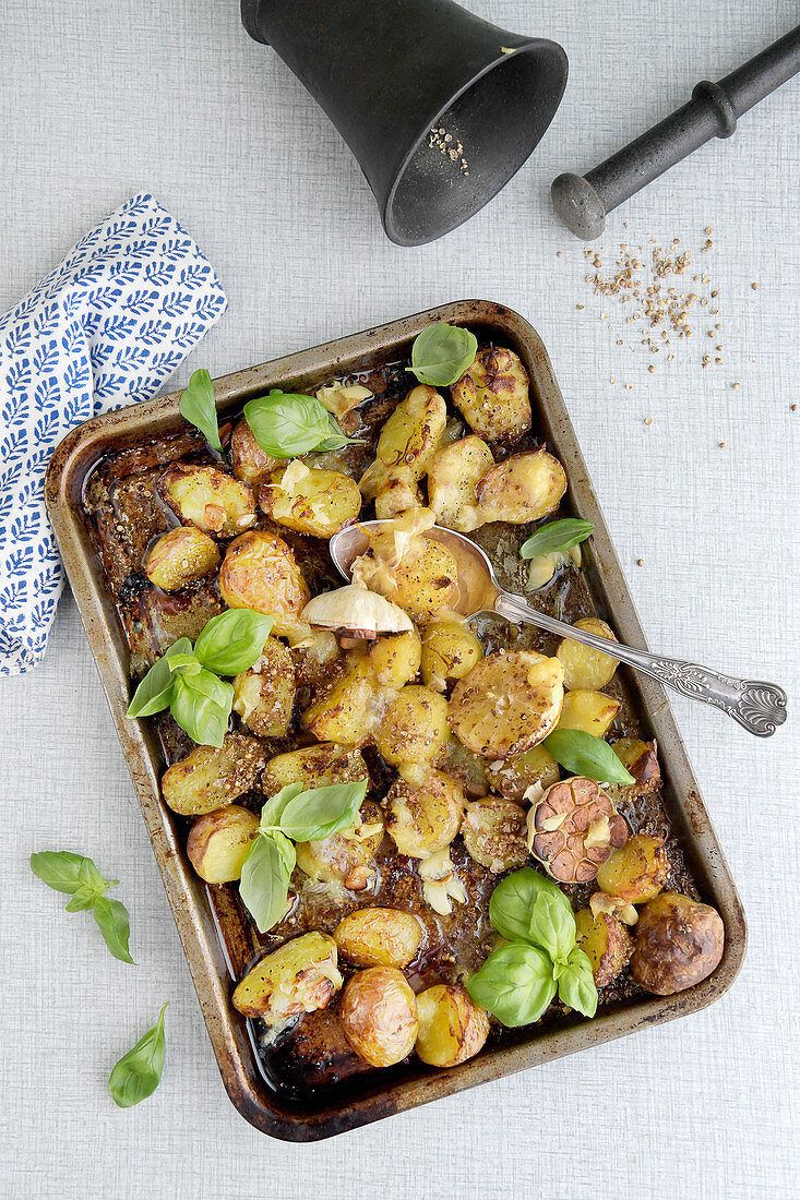 Gebratene Zitronenkartoffeln mit Knoblauch und Basilikum