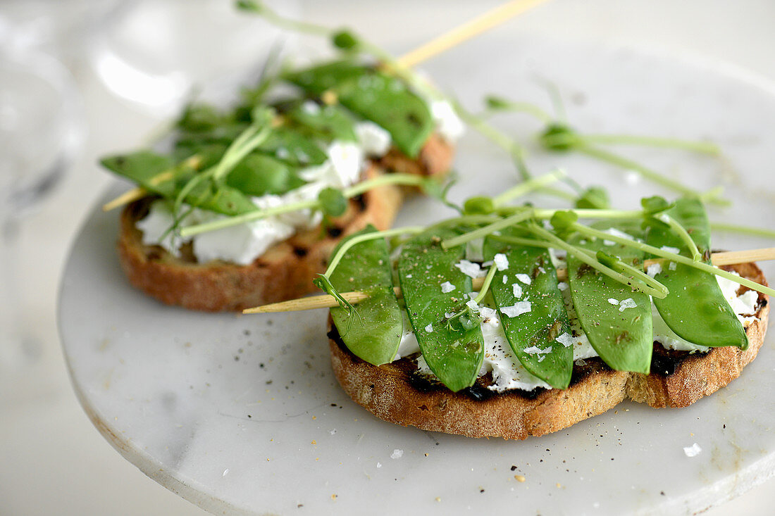 Gegrillte Zuckererbsen auf Sauerteigbrot mit Ziegenkäse