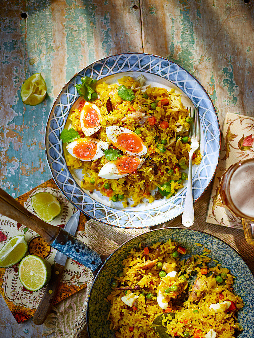 Kedgeree mit Räuchermakrelen und weichgekochten Eiern