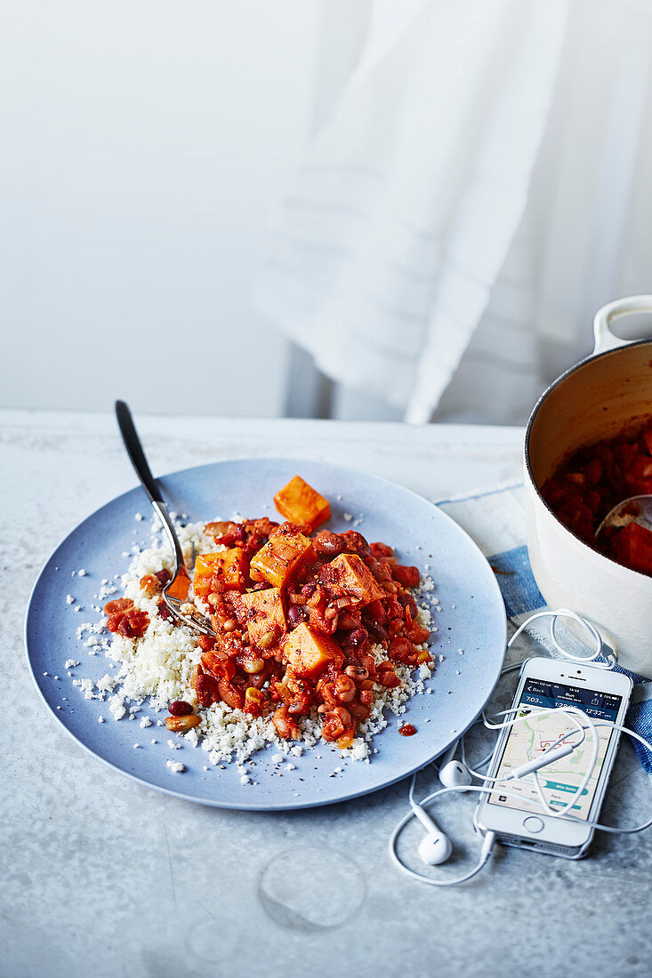 Proteinreiches Gemüsechili mit Süßkartoffeln, Bohnen und Tomaten