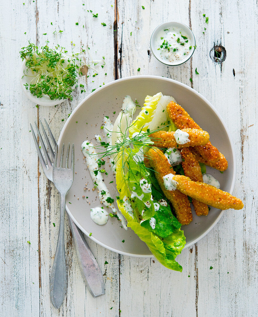 Quinoabratlinge und Blattsalat mit Joghurtdressing