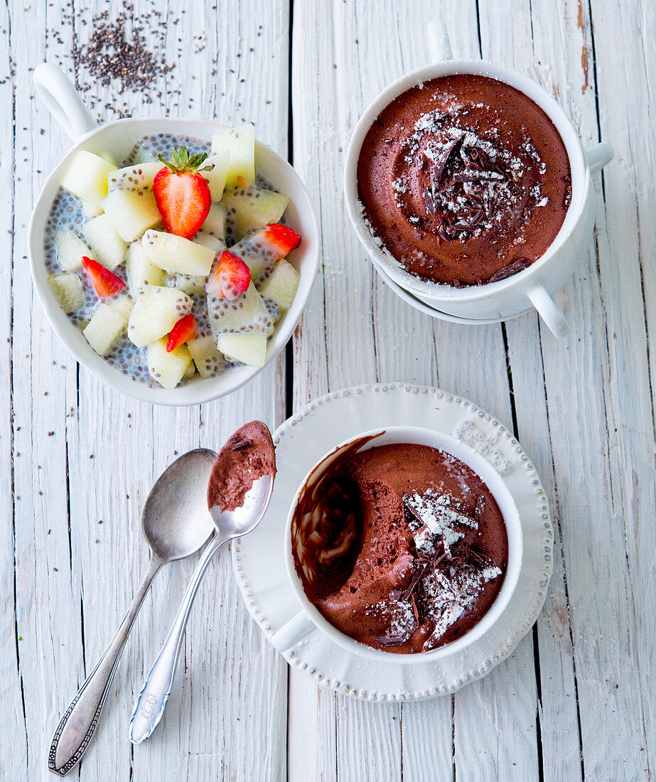 Schokomousse und Chia-Früchte-Bowl