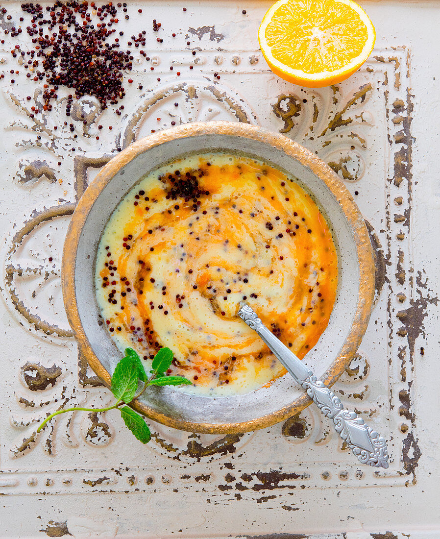 Joghurt-Orangen-Suppe mit schwarzem Quinoa