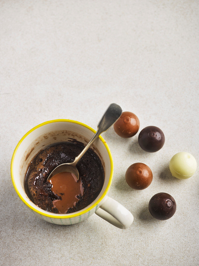 Mug Cake mit schmelzendem Schokoladenkern