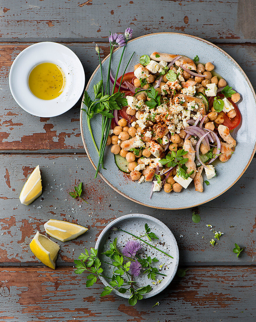 Kichererbsensalat mit Feta und Hähnchen