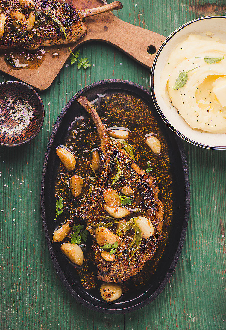 Schweinekoteletts mit Knoblauch und Salbei