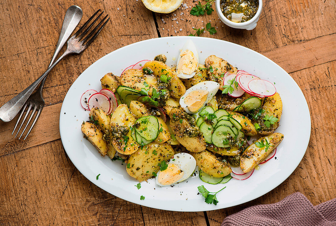 Kartoffel-Radieschen-Salat mit Gurke, Pesto und Ei