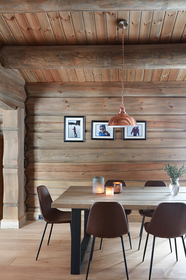 Moderne Polsterstühle am Esstisch im modernen Blockhaus