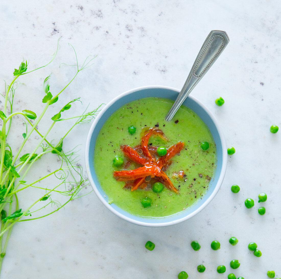 Pea soup with dried tomatoes