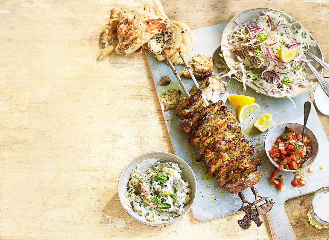 Tandoorihähnchen Shawarma mit Kohl-Koshimbir, Auberginen-Raita und Tomatenrelish