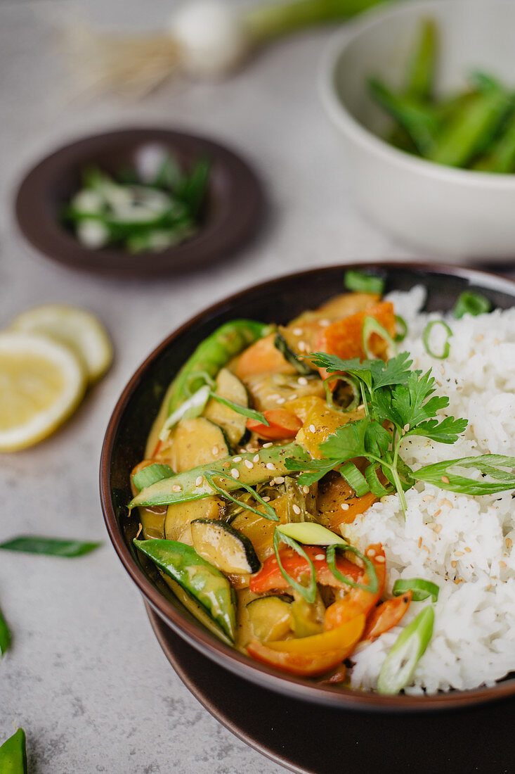 Thailändisches Curry mit Zuckerschoten und Reis