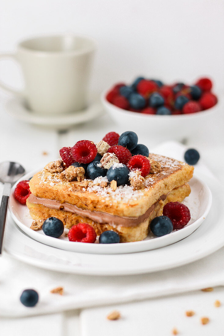 French toast with berries