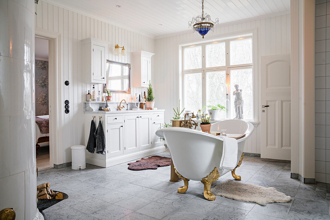 Großzügiges Badezimmer im Landhausstil mit nostalgischer freistehender Badewanne
