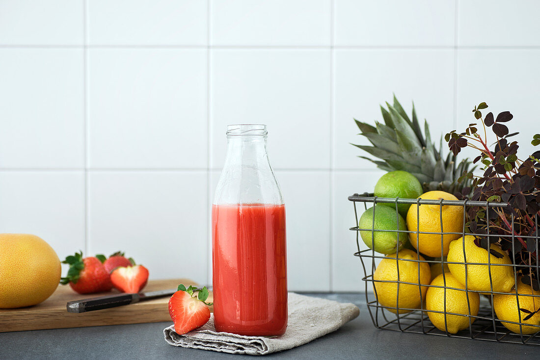 Frischer Erdbeersaft in Flasche