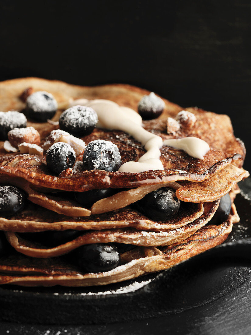 Gestapelte Pfannkuchen mit Blaubeeren