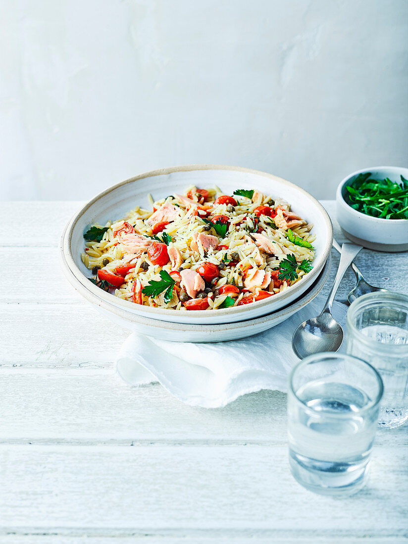 Orzo mit Thunfisch, Kapern und Petersilie