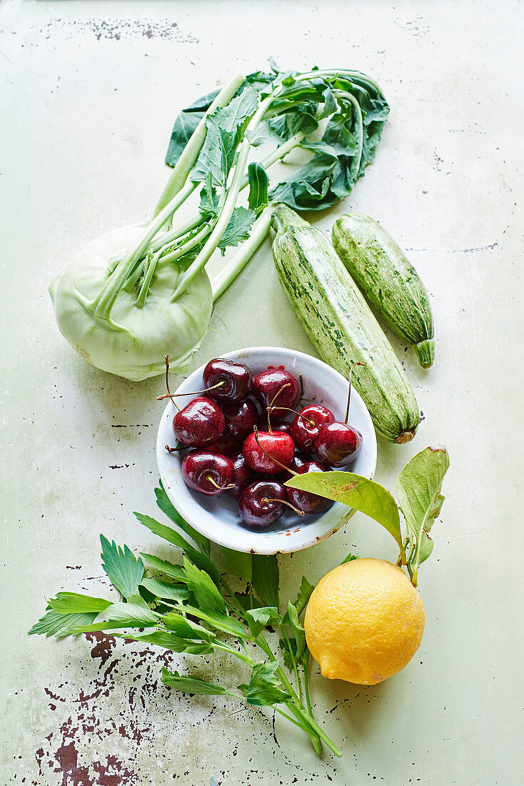 Kohlrabi, Zucchini, Kirschen und Zitrone