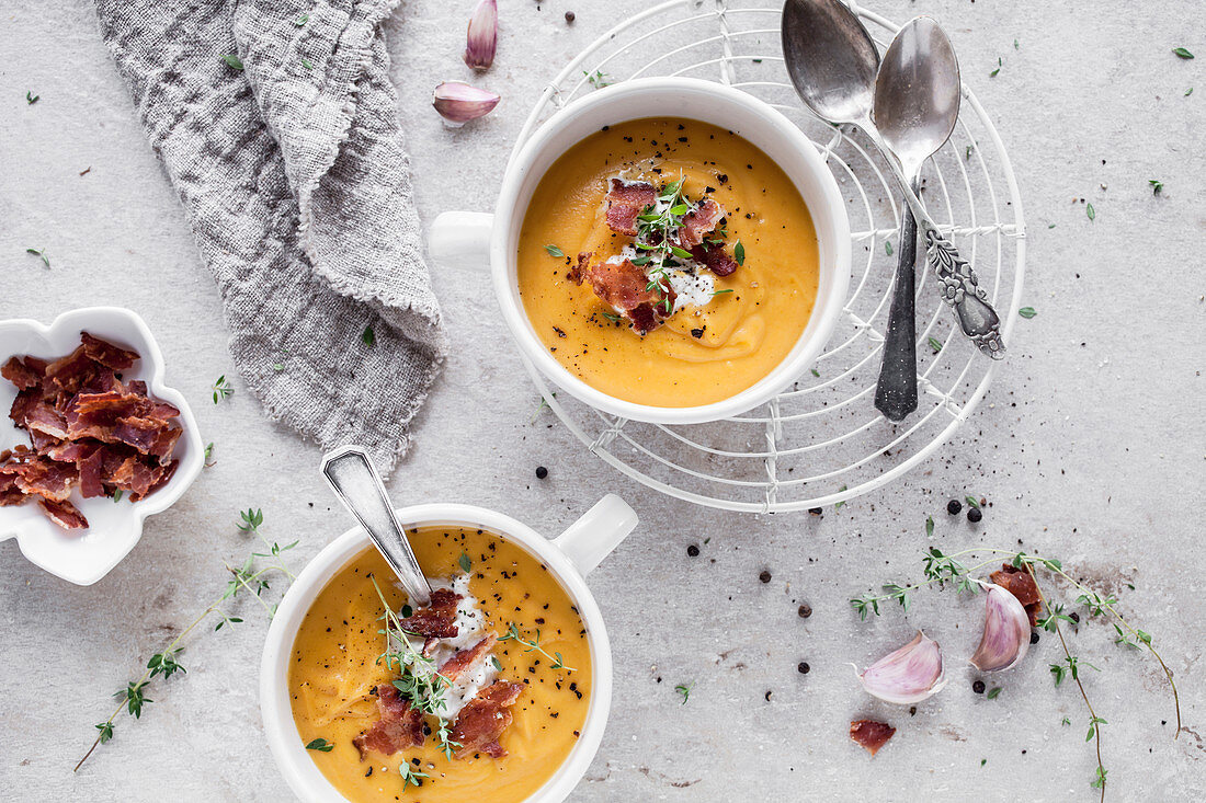 Süßkartoffelsuppe mit knusprigem Speck und Hüttenkäse