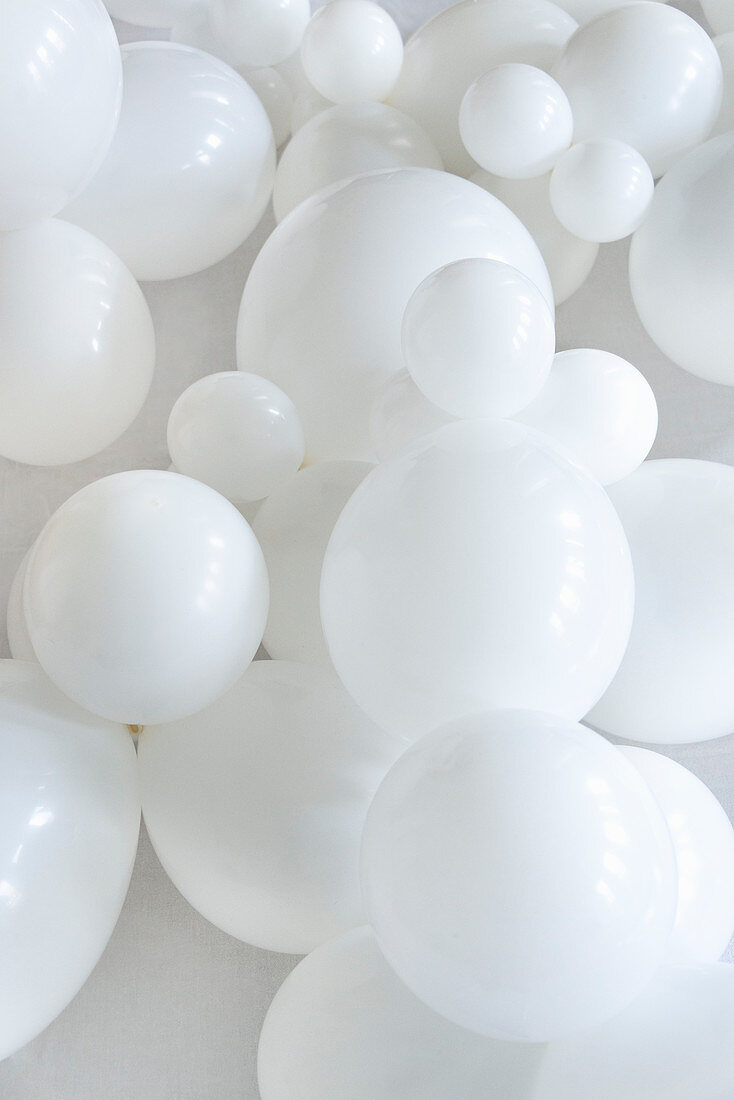 White balloons of different sizes