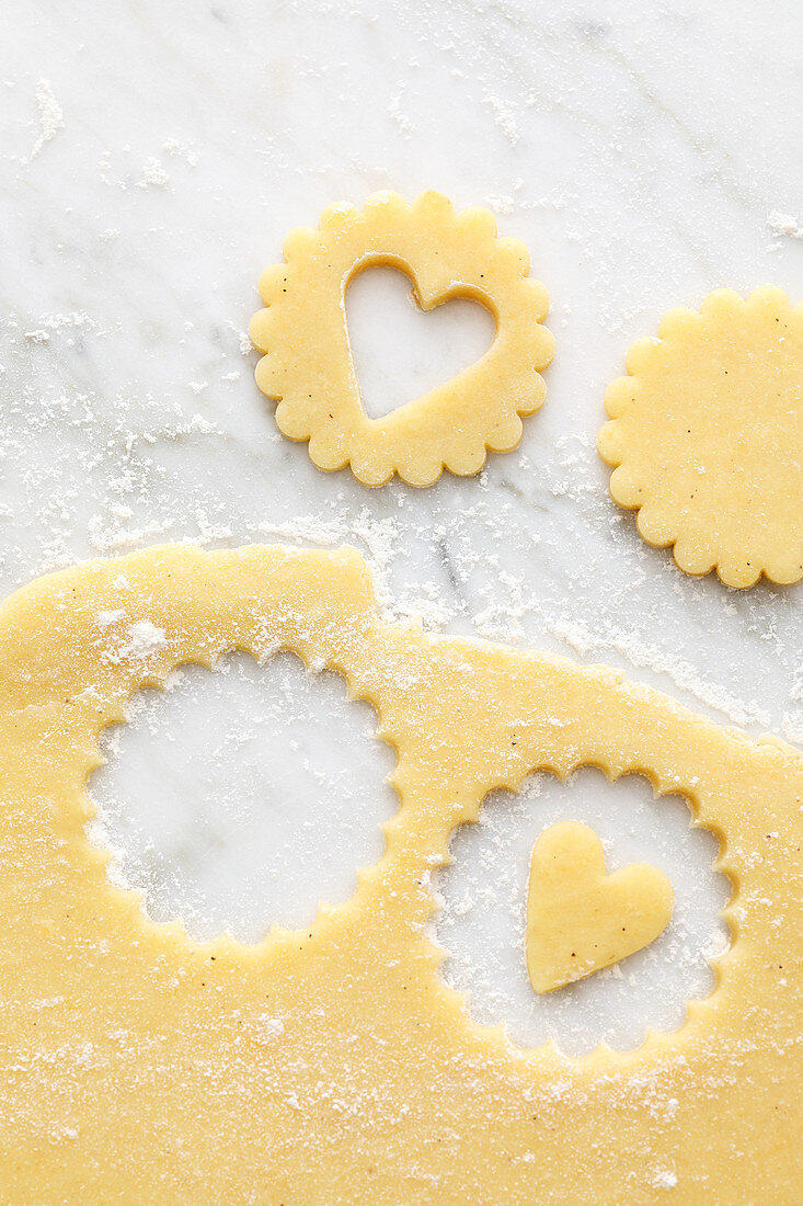 Teig mit ausgestochenen Weihnachtsplätzchen