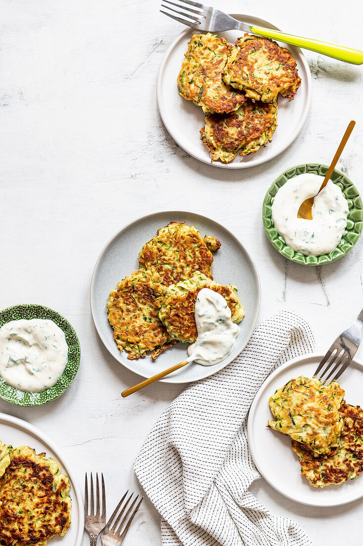 Zucchinipuffer mit Dip