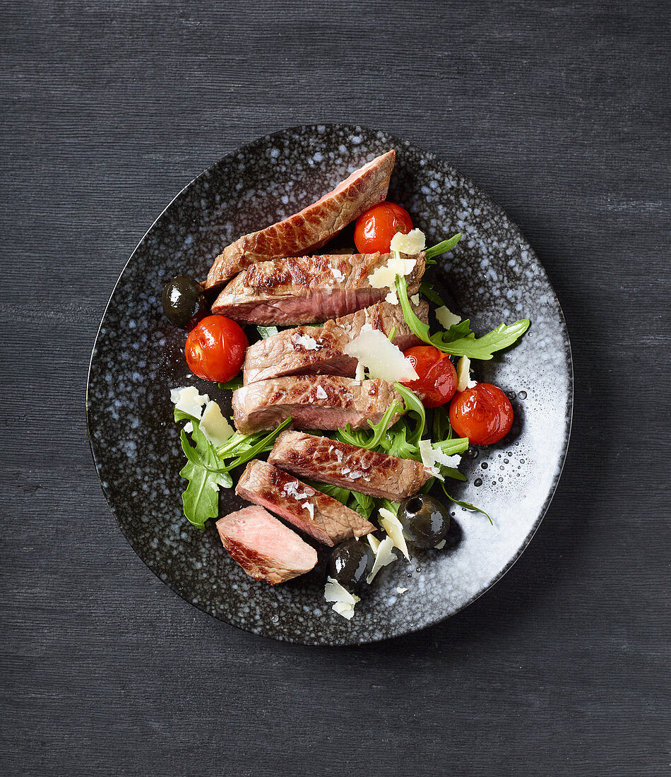 Tagliata mit Rucola und Kirschtomaten