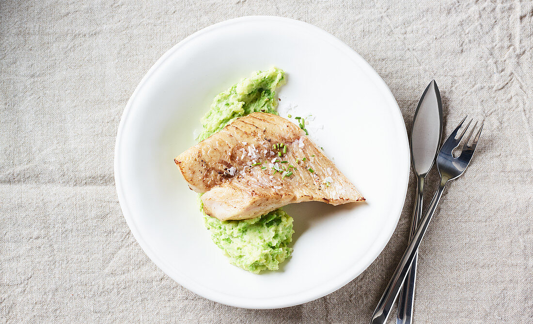 Fish with mashed potatoes and peas