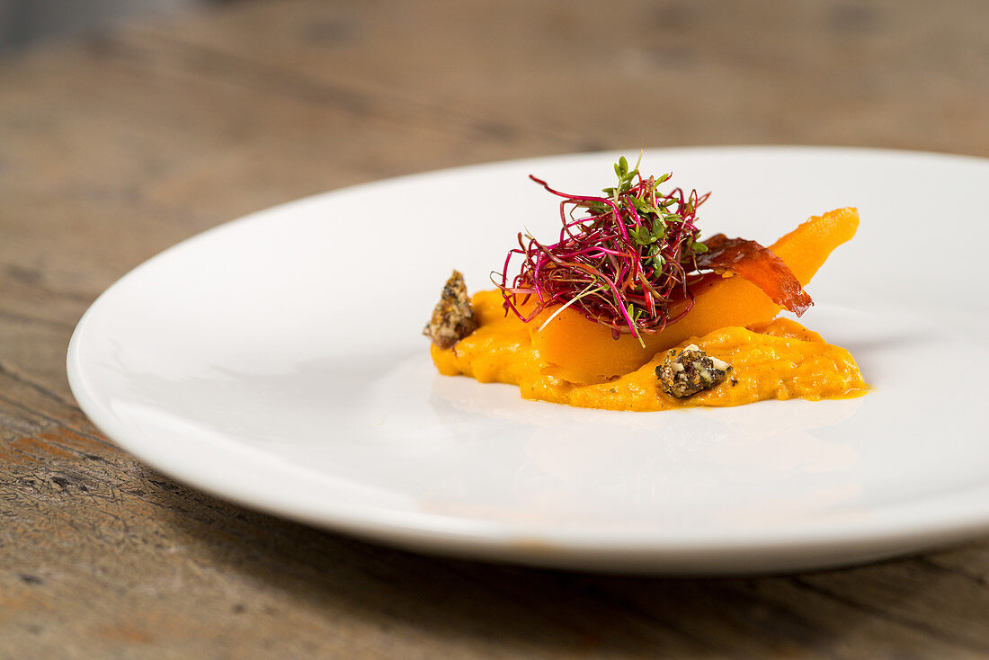 Hokkaido pumpkin with beetroot sprouts and pumpkin crackers