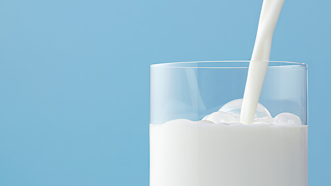 Milch in Glas einschenken