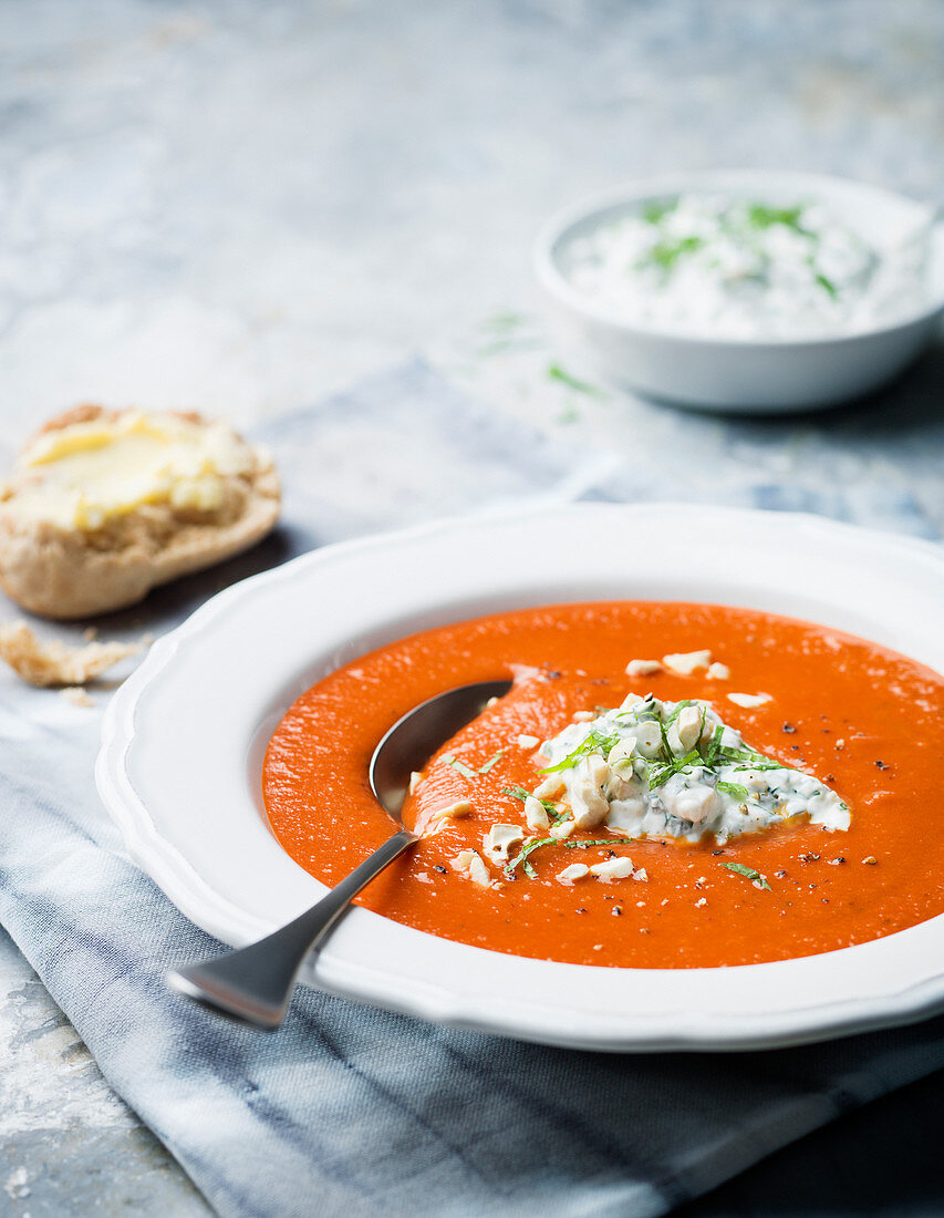 Tomatensuppe mit Cashewnüssen