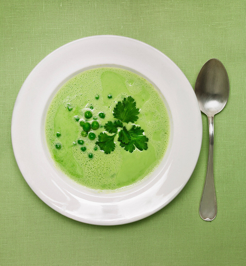 Erbsensuppe mit Koriandergrün