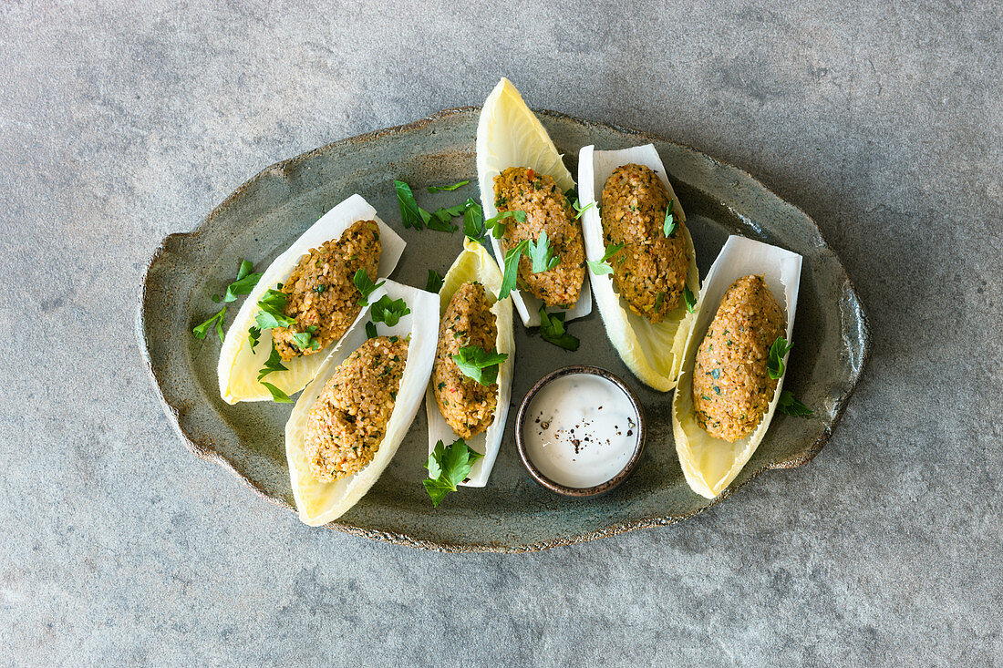 Cig Köfte - Chicoreeschiffchen mit Bulgur-Nuss-Füllung