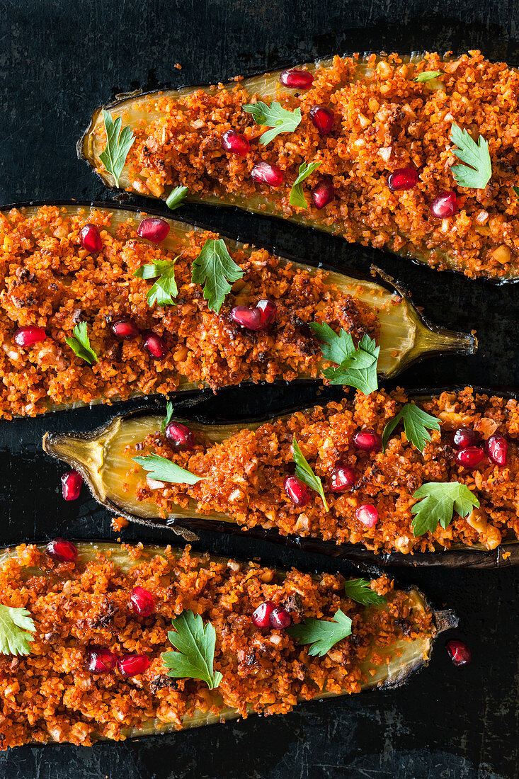 Gefüllte Auberginen mit Bulgur, Walnüssen und Granatapfelkernen