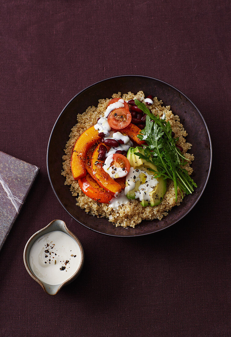 Vegane Quinoa-Bowl mit Kürbis