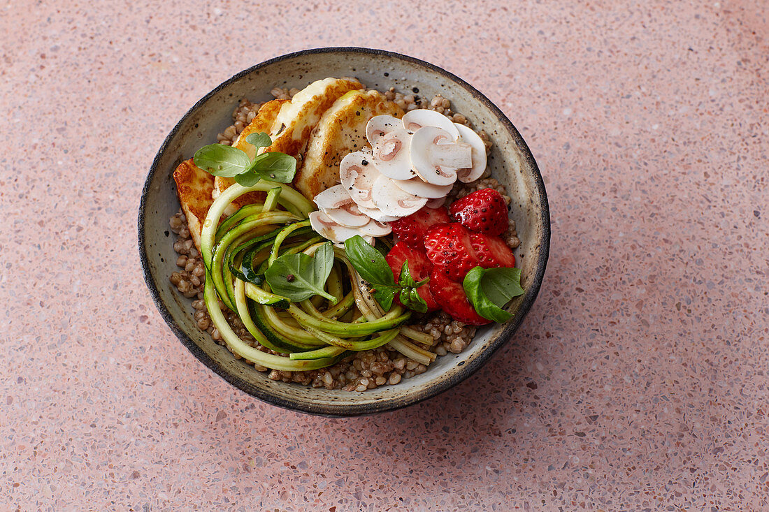 Buckwheat bowl with strawberries and halloumi