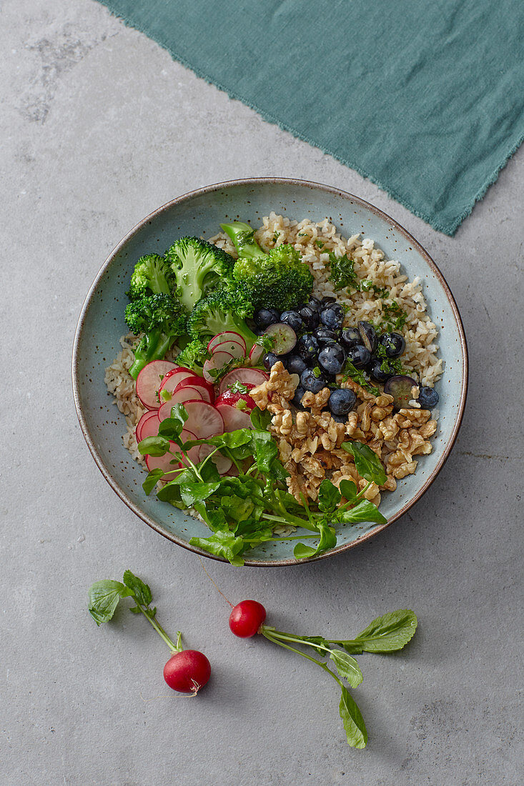 Superfood-Bowl mit Heidelbeeren und Brunnenkresse