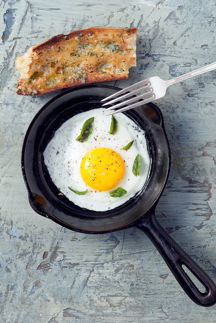 Fried organic egg with fresh basil and shallot bread