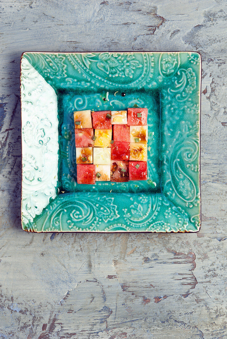 Salat aus Wassermelonen- und Tomatenwürfeln