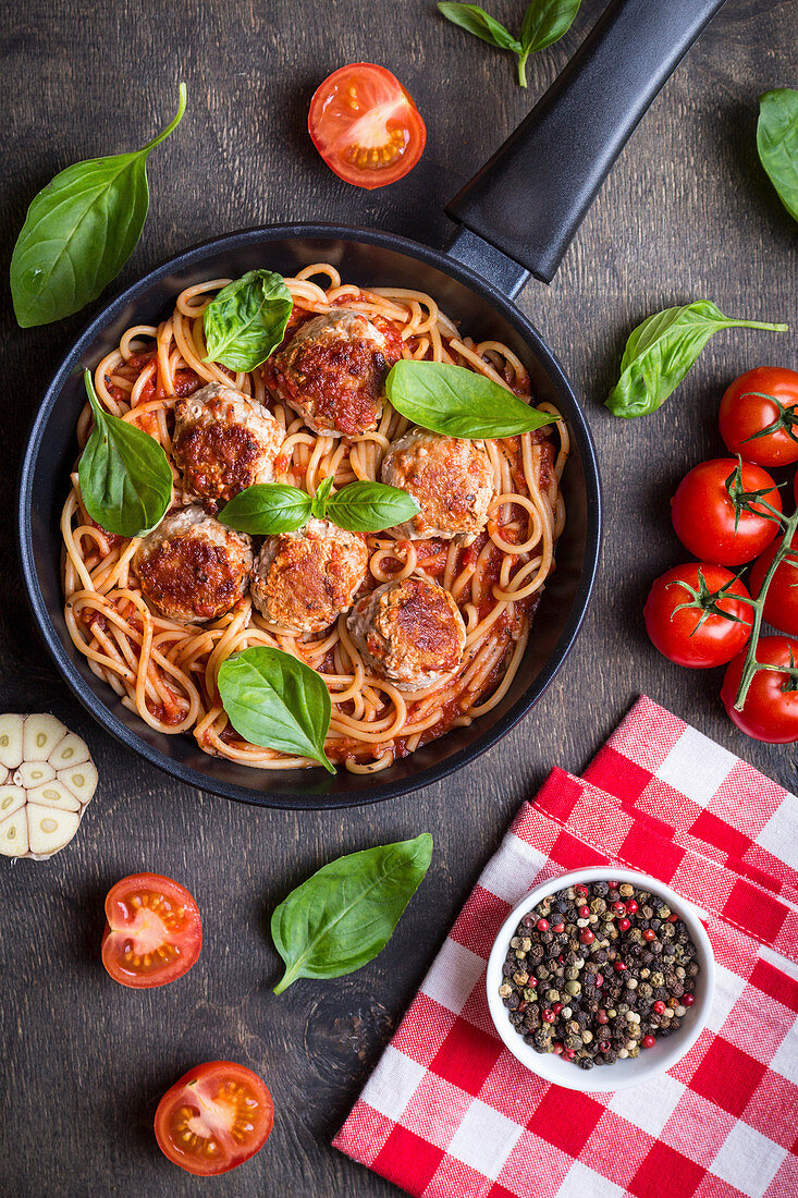 Spaghetti mit Fleischbällchen, Tomatensauce und Zutaten