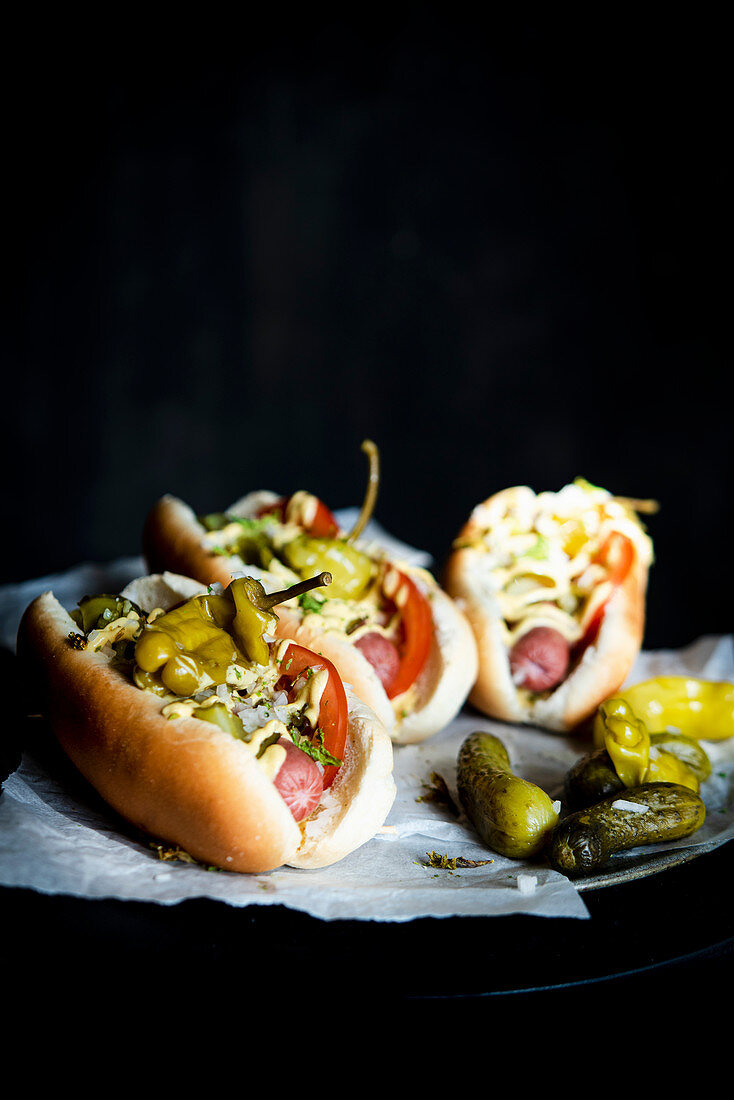 Hotdogs nach Chicago-Art mit Essiggurken
