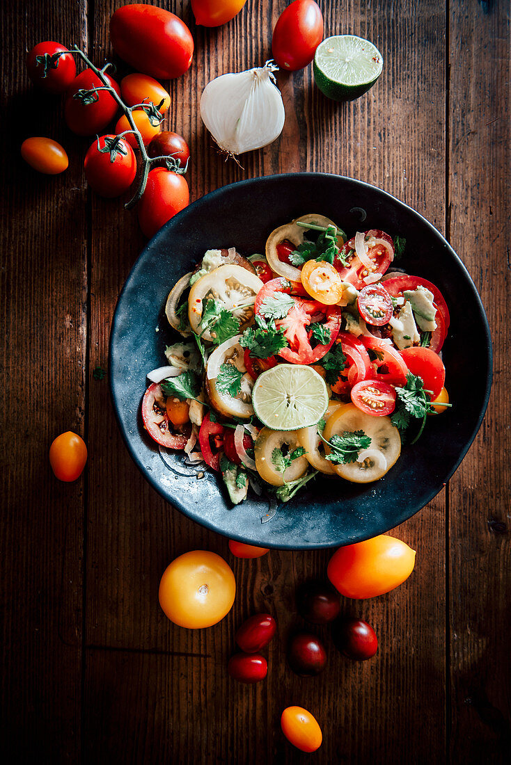 Tomaten-Avocado-Salat mit Limettendressing