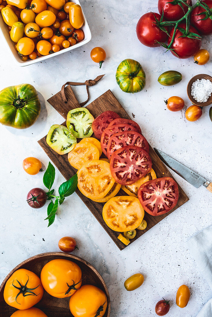 Verschiedenfarbige Heirloom Tomaten, aufgeschnitten