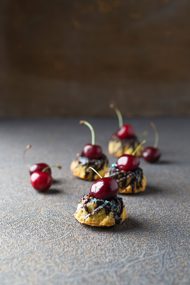 Mini gugelhupfs with cherries