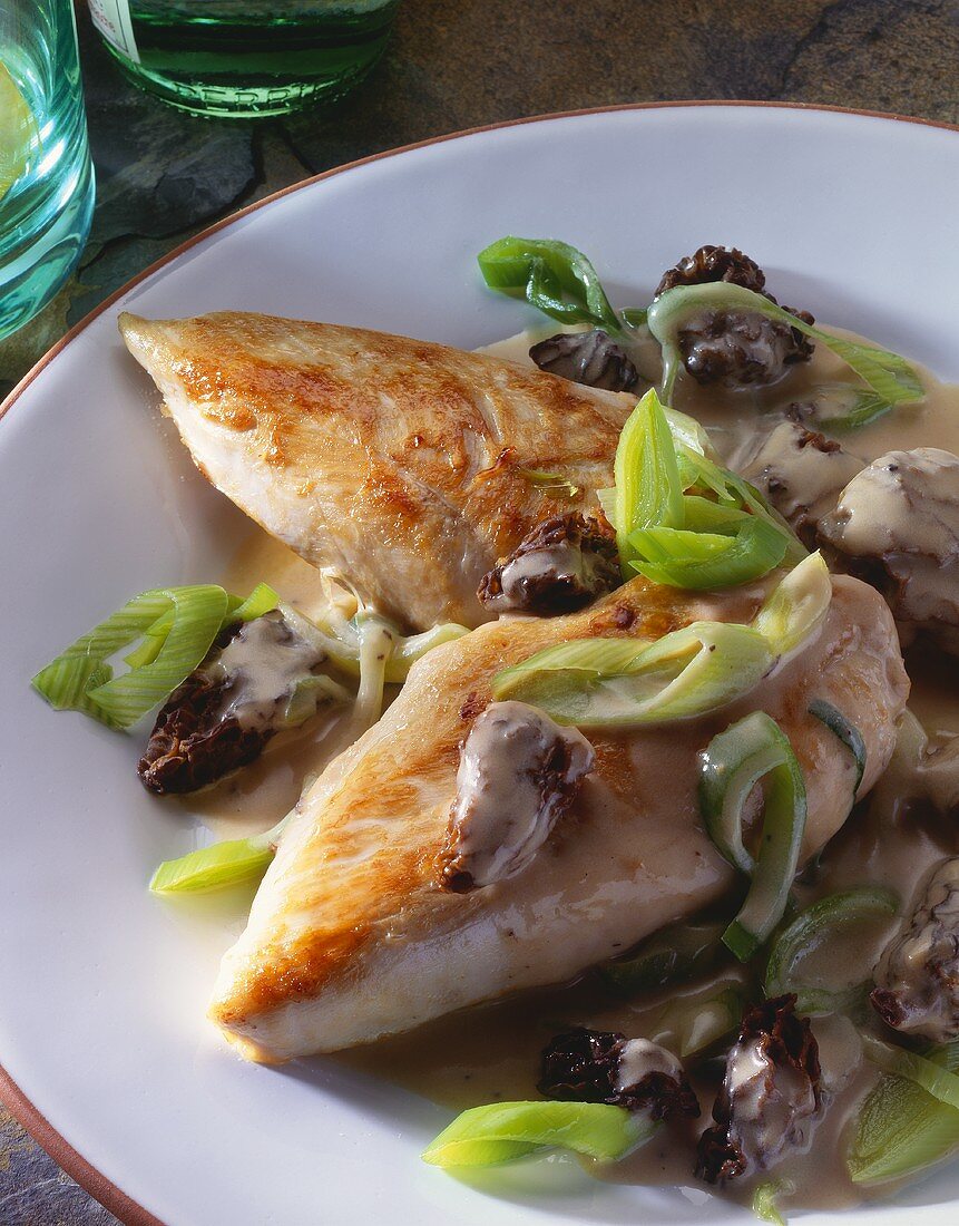 Chicken breast fillets with morels and leeks