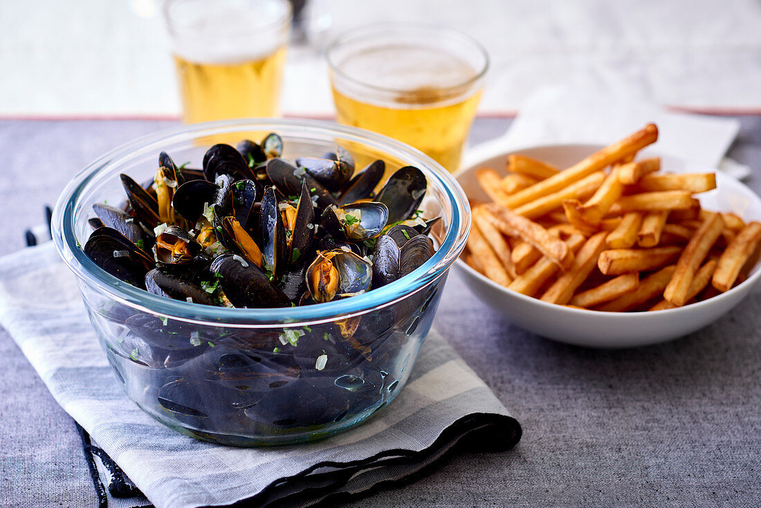 Steamed mussels with french fries