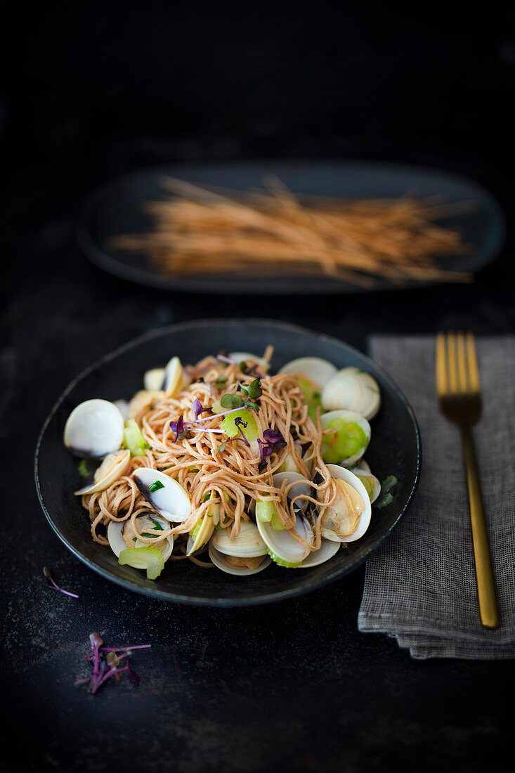 Adzuki bean spaghetti with clams and celery (low carb)