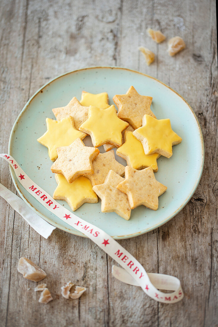 Kekse aus Mürbeteig mit kandiertem Ingwer und Passionsfrucht-Glasur zu Weihnachten