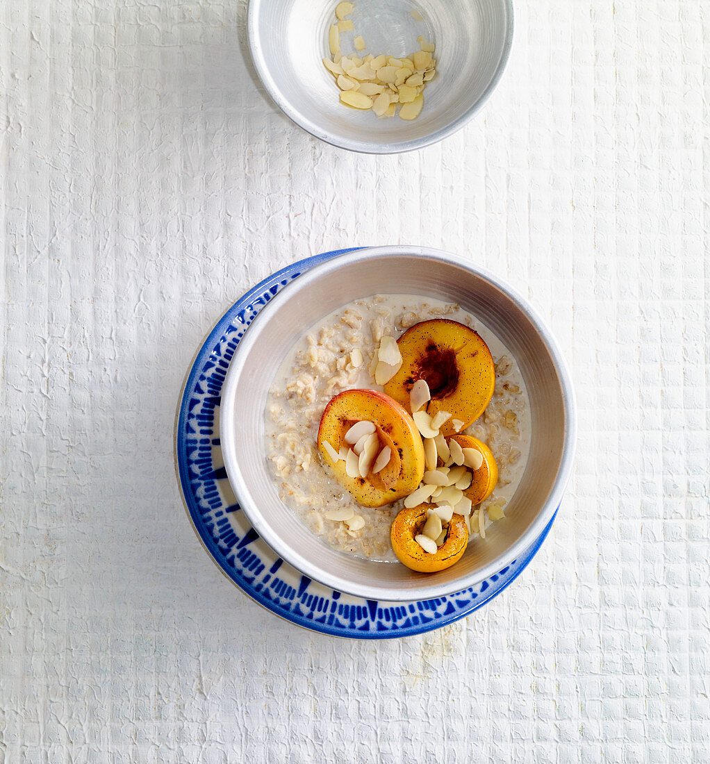 Chai-Porridge mit karamellisierten Aprikosen und Nektarinen