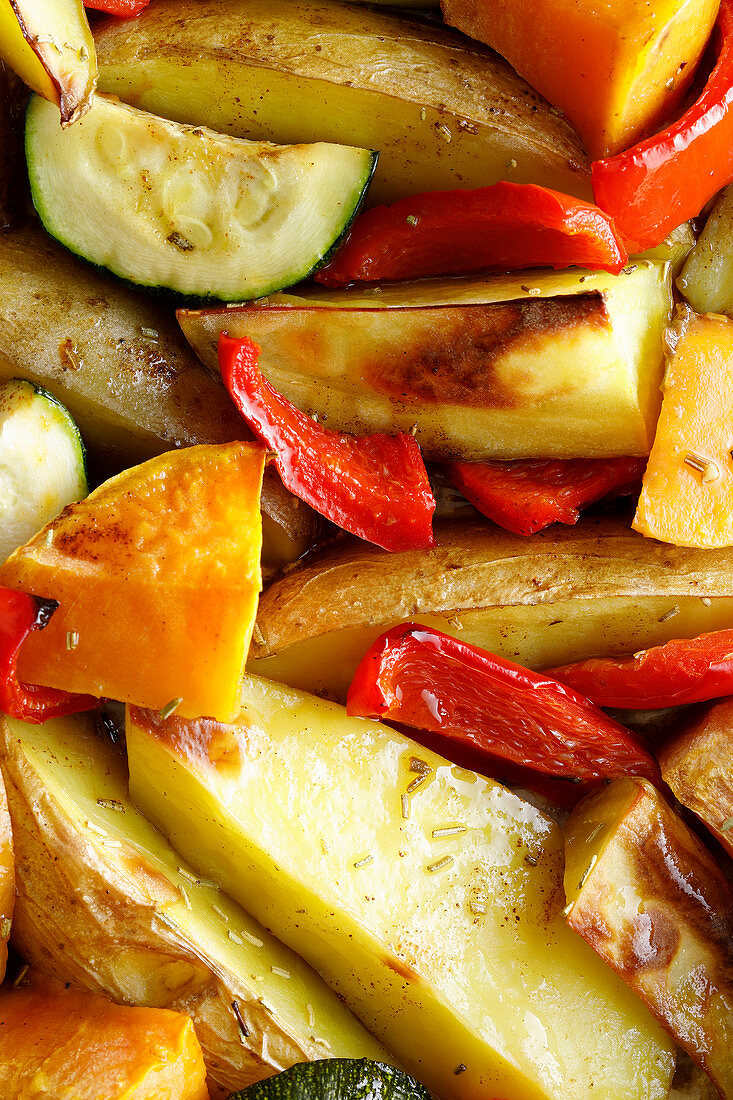 Oven-roasted potatoes with pumpkin, peppers and courgettes (full-frame)